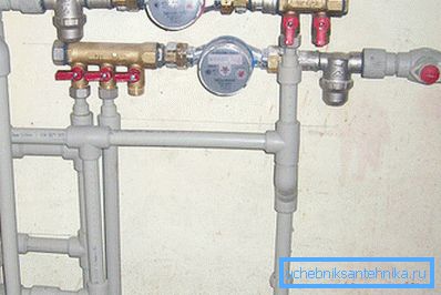 Il dispositivo di un sistema di approvvigionamento idrico da tubi di polipropilene in una casa di campagna Il dispositivo di un sistema di approvvigionamento idrico da tubi di polipropilene in una casa di campagna
