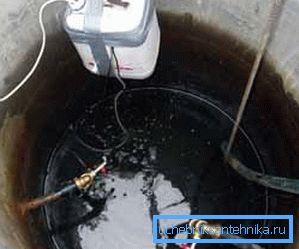 Il dispositivo di un pozzo d'acqua da anelli di cemento non è, naturalmente, il bidone di Newton, ma devi anche pensare, e puoi anche confonderlo nell'organizzazione (foto Il dispositivo di un pozzo d'acqua da anelli di cemento non è, naturalmente, il bidone di Newton, ma devi anche pensare, e puoi anche confonderlo nell'organizzazione (foto