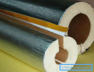 Isolamento di tubi di riscaldamento con cilindri rigidi Isolamento di tubi di riscaldamento con cilindri rigidi