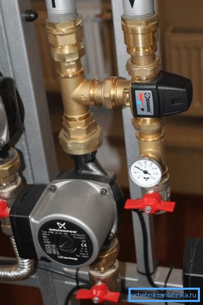 Unità di miscelazione acqua fredda in pannello sanitario. Unità di miscelazione acqua fredda in pannello sanitario.