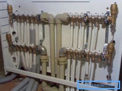 Nodo del sistema di approvvigionamento idrico interno di una casa privata Nodo del sistema di approvvigionamento idrico interno di una casa privata