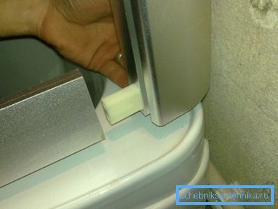Nella maggior parte dei casi, tutti gli elementi sono collegati senza troppe difficoltà, basta inserire gli elementi di fissaggio nella scanalatura finché non scatta Nella maggior parte dei casi, tutti gli elementi sono collegati senza troppe difficoltà, basta inserire gli elementi di fissaggio nella scanalatura finché non scatta
