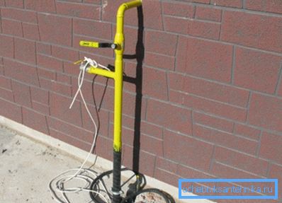 Nelle case private, il gasdotto può essere dotato di una gru aggiuntiva sulla strada, in modo che sia possibile interrompere l'approvvigionamento di gas sia all'interno dell'edificio che all'esterno Nelle case private, il gasdotto può essere dotato di una gru aggiuntiva sulla strada, in modo che sia possibile interrompere l'approvvigionamento di gas sia all'interno dell'edificio che all'esterno