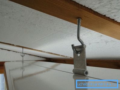 In questo esempio, il riscaldatore è sospeso direttamente sulle viti ad anello. In questo esempio, il riscaldatore è sospeso direttamente sulle viti ad anello.