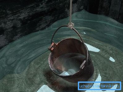 In un pozzo, il livello dell'acqua è relativamente stabile. In un pozzo, il livello dell'acqua è relativamente stabile.