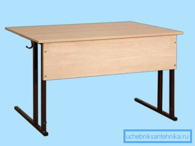 Non vengono utilizzati prodotti di altissima qualità come quadri per scrivanie, poiché il carico a scuola non supera i 50 kg per prodotto
