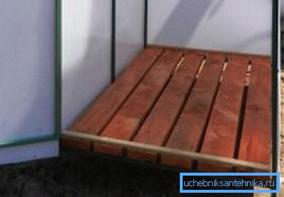 Come un pallet, tavole abbattute con alcune lacune per il flusso d'acqua sono abbastanza adatte. Come un pallet, tavole abbattute con alcune lacune per il flusso d'acqua sono abbastanza adatte.