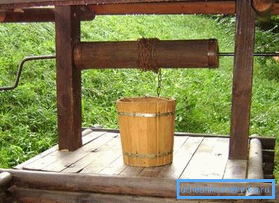 Alla fine del cancello rinforzato sopra la bocca e fornito con un cavo con un secchio alla fine.
