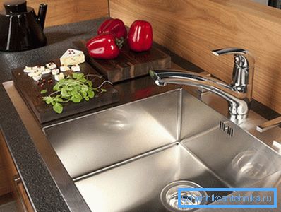 In cucina è possibile installare una varietà di rubinetti, ma per selezionare un modello è necessario analizzare l'intera gamma In cucina è possibile installare una varietà di rubinetti, ma per selezionare un modello è necessario analizzare l'intera gamma
