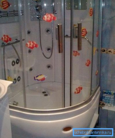 In alcune cabine c'è abbastanza spazio per sedersi tranquillamente e godersi il suono dell'acqua In alcune cabine c'è abbastanza spazio per sedersi tranquillamente e godersi il suono dell'acqua