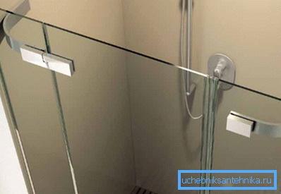 In alcuni casi è molto più facile fabbricare le partizioni e quindi installare le barriere per le porte in vetro. In alcuni casi è molto più facile fabbricare le partizioni e quindi installare le barriere per le porte in vetro.