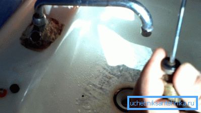 In alcuni casi, a volte è più facile sostituire il mixer stesso, poiché la sua durata di servizio o le sue condizioni tecniche si sono avvicinate al bordo.