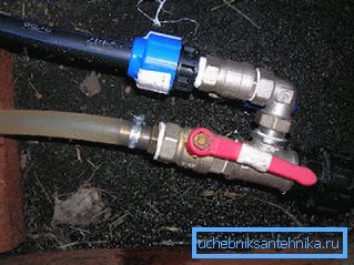 Nel punto più basso del tubo orizzontale o in un'area verticale all'interno del pozzo, è possibile inserire un rubinetto per scaricare l'acqua.