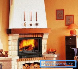 A differenza di una caldaia, un camino può essere installato in una zona residenziale. A differenza di una caldaia, un camino può essere installato in una zona residenziale.