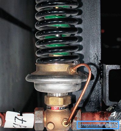 Un regolatore di pressione è installato nel seminterrato.