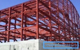 Nel processo di costruzione del telaio dello stadio vengono utilizzati tubi sagomati di varie dimensioni.
