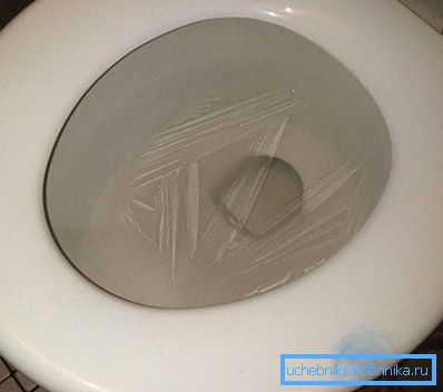L'acqua è congelata nella toilette