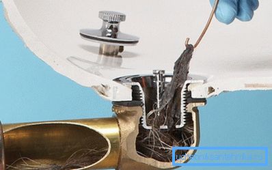 Nel bagno, la causa più comune dei blocchi è il lavaggio dei capelli nel lavandino. Nel bagno, la causa più comune dei blocchi è il lavaggio dei capelli nel lavandino.