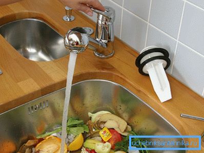 Vasca da bagno con rifiuti. Vasca da bagno con rifiuti.