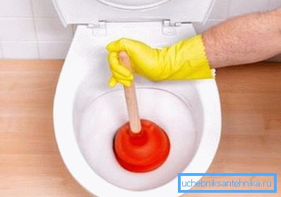 Puoi anche pulire le tazze del water con uno stantuffo, se, ovviamente, il diametro della ciotola è più grande del foro di scarico (come mostrato nella foto) Puoi anche pulire le tazze del water con uno stantuffo, se, ovviamente, il diametro della ciotola è più grande del foro di scarico (come mostrato nella foto)