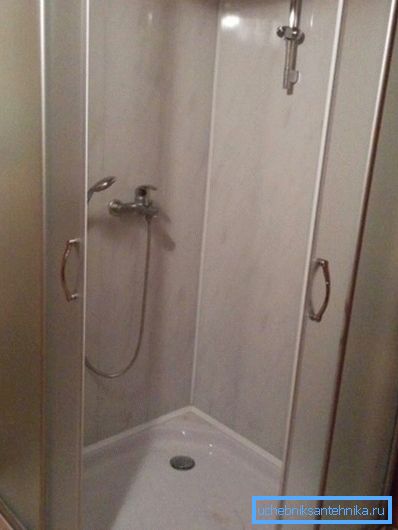 Variante di un angolo doccia con una parete di fondo Variante di un angolo doccia con una parete di fondo