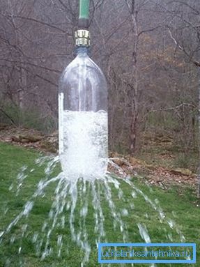 Una versione della costruzione usando una bottiglia di plastica convenzionale Una versione della costruzione usando una bottiglia di plastica convenzionale