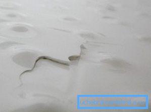 È importante pulire i bordi della fessura e livellare la superficie. È importante pulire i bordi della fessura e livellare la superficie.
