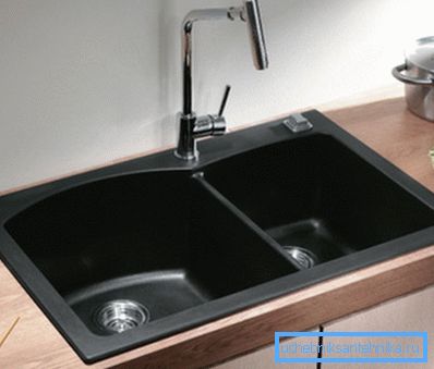 L'installazione superiore presuppone la presenza di lati piccoli, che possono essere visti nella foto. L'installazione superiore presuppone la presenza di lati piccoli, che possono essere visti nella foto.