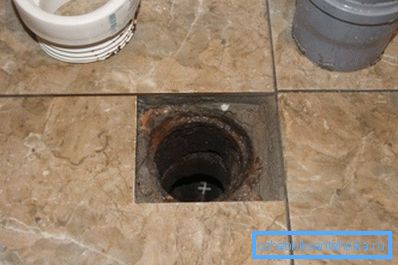 Lo scarico verticale si trova direttamente nel pavimento del bagno. Lo scarico verticale si trova direttamente nel pavimento del bagno.