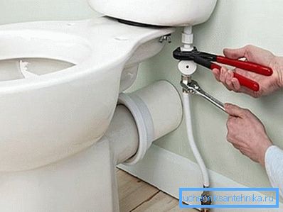 L'ingresso dell'acqua nel serbatoio dovrebbe essere dal lato del tubo, come nella foto. L'ingresso dell'acqua nel serbatoio dovrebbe essere dal lato del tubo, come nella foto.