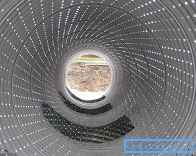 Vista del tubo perforato dall'interno