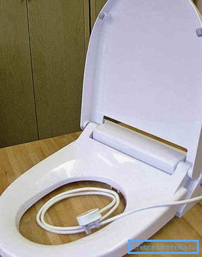 Il cavo per il collegamento del coperchio è visibile Il cavo per il collegamento del coperchio è visibile