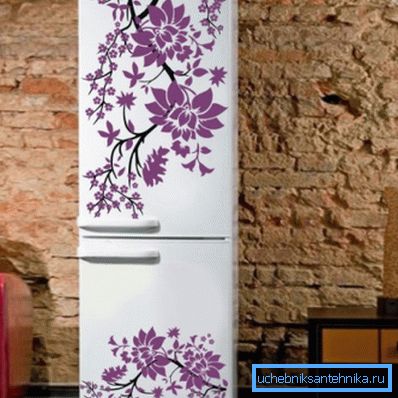 764 Anche un frigorifero può essere decorato con adesivi in vinile.