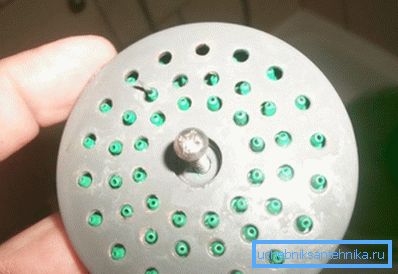 Vite che si nasconde sotto un cappuccio di plastica. Vite che si nasconde sotto un cappuccio di plastica.