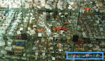 Mostra nel negozio idraulico. Abbiamo una stretta conoscenza con alcune mostre. Mostra nel negozio idraulico. Abbiamo una stretta conoscenza con alcune mostre.