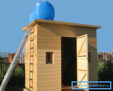 Un grande serbatoio consentirà a lungo di utilizzare il lavello senza cambiare acqua. Un grande serbatoio consentirà a lungo di utilizzare il lavello senza cambiare acqua.