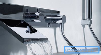 Aspetto del miscelatore per vasca a cascata di design. Aspetto del miscelatore per vasca a cascata di design.