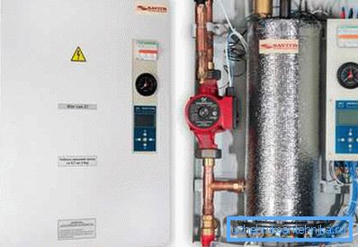 L'aspetto e la struttura interna di una tipica caldaia di riscaldamento che funziona con l'elettricità L'aspetto e la struttura interna di una tipica caldaia di riscaldamento che funziona con l'elettricità