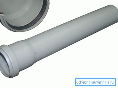 L'aspetto di un tubo fatto di cloruro di polivinile e una connessione a forma di campana a fessura. L'aspetto di un tubo fatto di cloruro di polivinile e una connessione a forma di campana a fessura.