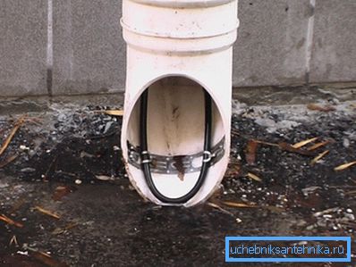 L'aspetto del tubo con il cavo installato per riscaldare e prevenire la glaciazione, anche se gli esperti preferiscono fare un sollevamento estremo un po 'più alto per nascondere questo elemento L'aspetto del tubo con il cavo installato per riscaldare e prevenire la glaciazione, anche se gli esperti preferiscono fare un sollevamento estremo un po 'più alto per nascondere questo elemento