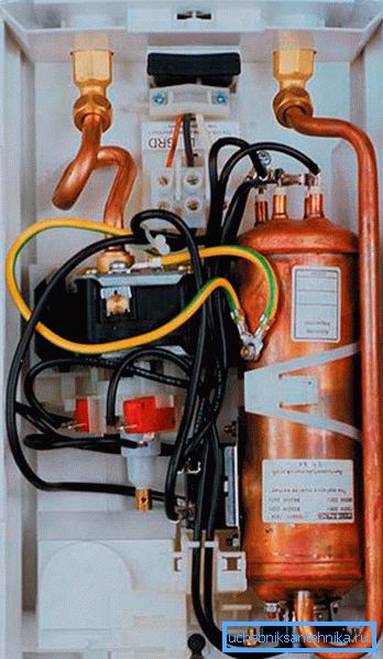 L'interno dello scaldacqua a pressione di flusso L'interno dello scaldacqua a pressione di flusso