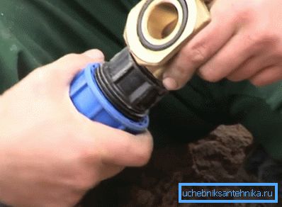 La parte interna del tubo è fissata con un raccordo La parte interna del tubo è fissata con un raccordo