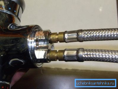 All'interno dei tubi flessibili del miscelatore si trova la stessa pressione della conduttura di riscaldamento. All'interno dei tubi flessibili del miscelatore si trova la stessa pressione della conduttura di riscaldamento.