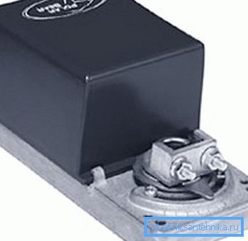 In molti sistemi ci sono azionamenti elettrici che chiudono gli smorzatori quando il sistema è spento, il che aiuta a prevenire l'ingresso di aria fredda nella strada In molti sistemi ci sono azionamenti elettrici che chiudono gli smorzatori quando il sistema è spento, il che aiuta a prevenire l'ingresso di aria fredda nella strada