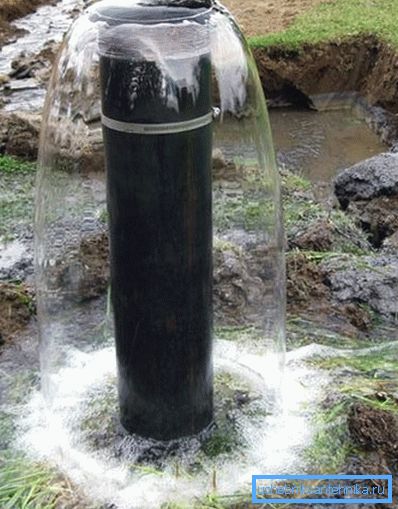 Acqua dai pozzi favorevolmente con l'assenza di impurità e inquinamento. Acqua dai pozzi favorevolmente con l'assenza di impurità e inquinamento.