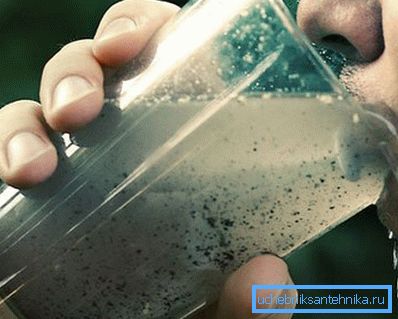 L'acqua può avere un odore sgradevole e essere torbida. L'acqua può avere un odore sgradevole e essere torbida.