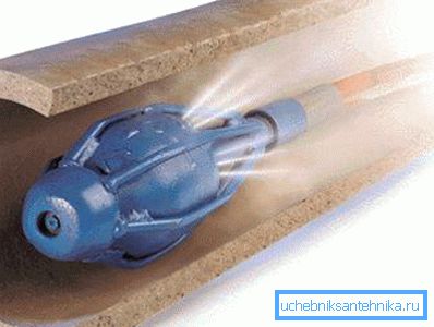 L'acqua ad alta pressione pulisce il tubo dall'interno. L'acqua ad alta pressione pulisce il tubo dall'interno.