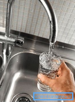 Acqua dal rubinetto, che ha superato tutte le fasi della filtrazione Acqua dal rubinetto, che ha superato tutte le fasi della filtrazione