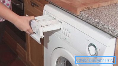 L'acqua viene versata direttamente in questo compartimento. L'acqua viene versata direttamente in questo compartimento.