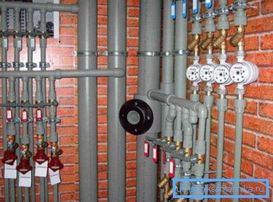 Contatore dell'acqua Il cablaggio è realizzato con tubi in polimero. Contatore dell'acqua Il cablaggio è realizzato con tubi in polimero.